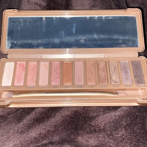 Urban Decay Naked Eyeshadow Palette in Naked3 used. - Picture 2 of 8
